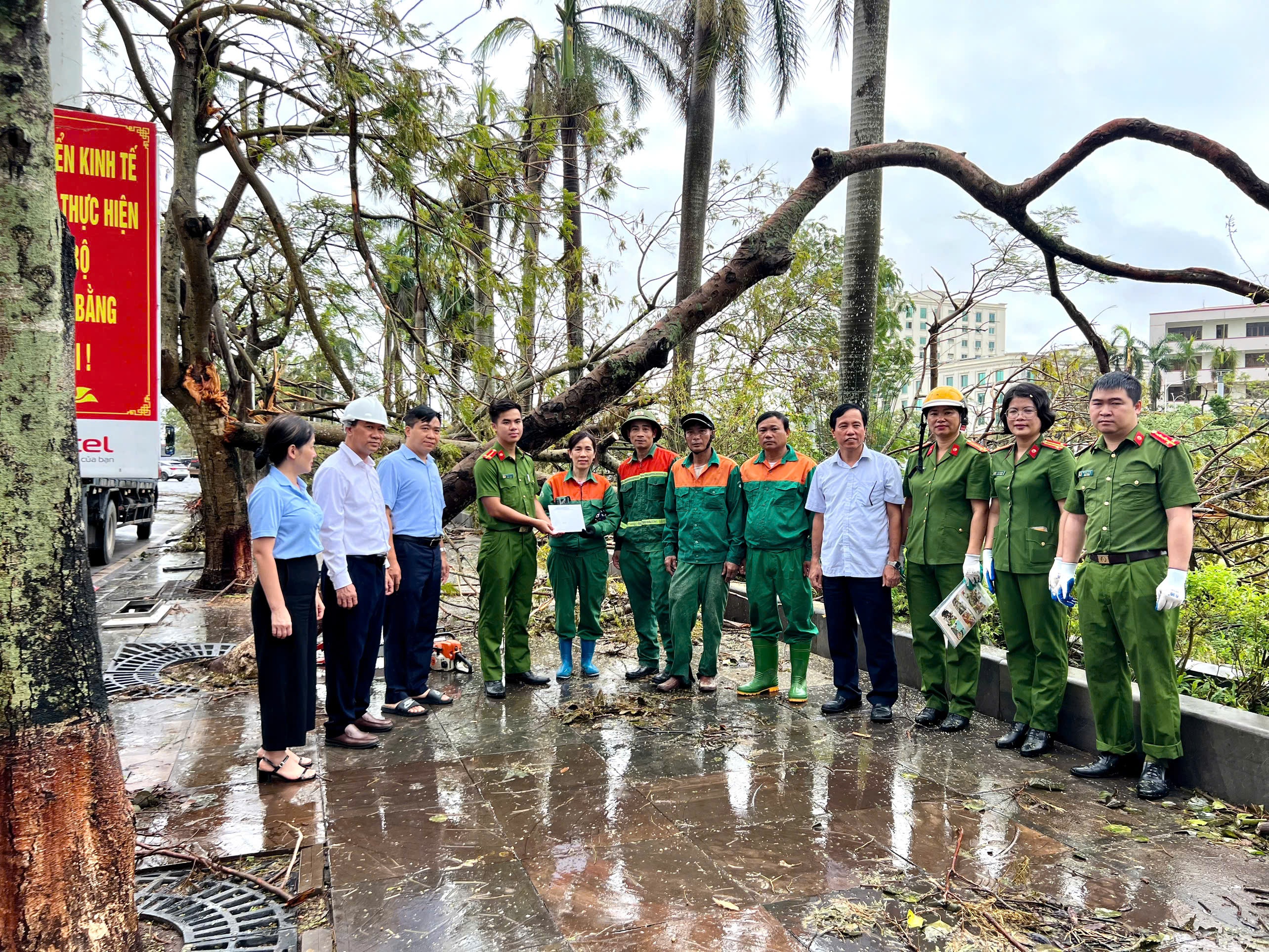 Phòng Cảnh sát kinh tế - CATP chung tay cùng thành phố khắc phục hậu quả bão số 3 Yagi